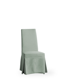 Ein grüner Stuhl mit einem Überzug  steht auf einem weißen Hintergrund.