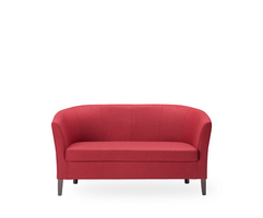 Ein rotes Sofa mit abgerundeter Ruckenlehne auf weißem Hintergrund.