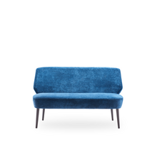 ein blaues Sofa mit langen Holzbeinen auf weißem Hintergrund.