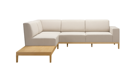 Eine weiße Sofagarnitur mit einem Holztisch daneben auf weißem Hintergrund