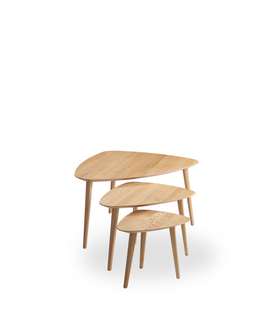 Drei Holztische stehen dicht beieinander auf einem weißen Hintergrund