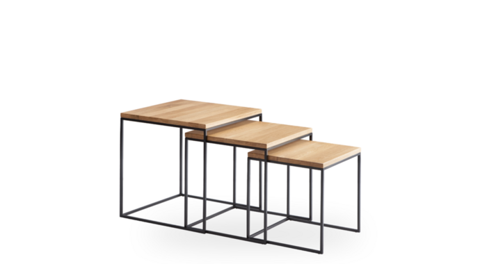 Drei Holztische stehen auf einem weißen Hintergrund dicht beieinander.