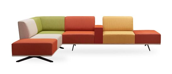 Ein buntes Sofa auf weißem Hintergrund.