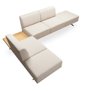 Ein weißes Sofa mit einer Holzplatte in der Ecke.