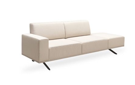 Ein weißes Sofa mit Armlehnen auf weißem Hintergrund.