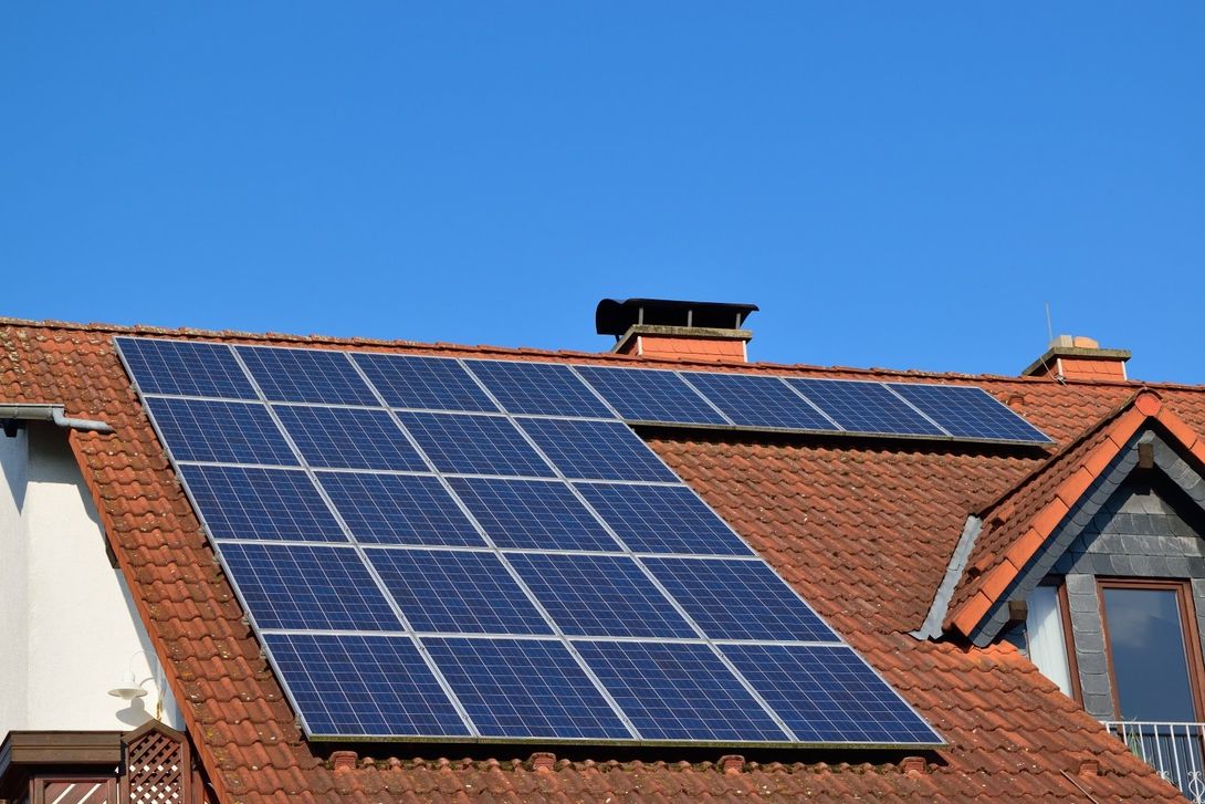 tetto con pannelli solari fotovoltaici