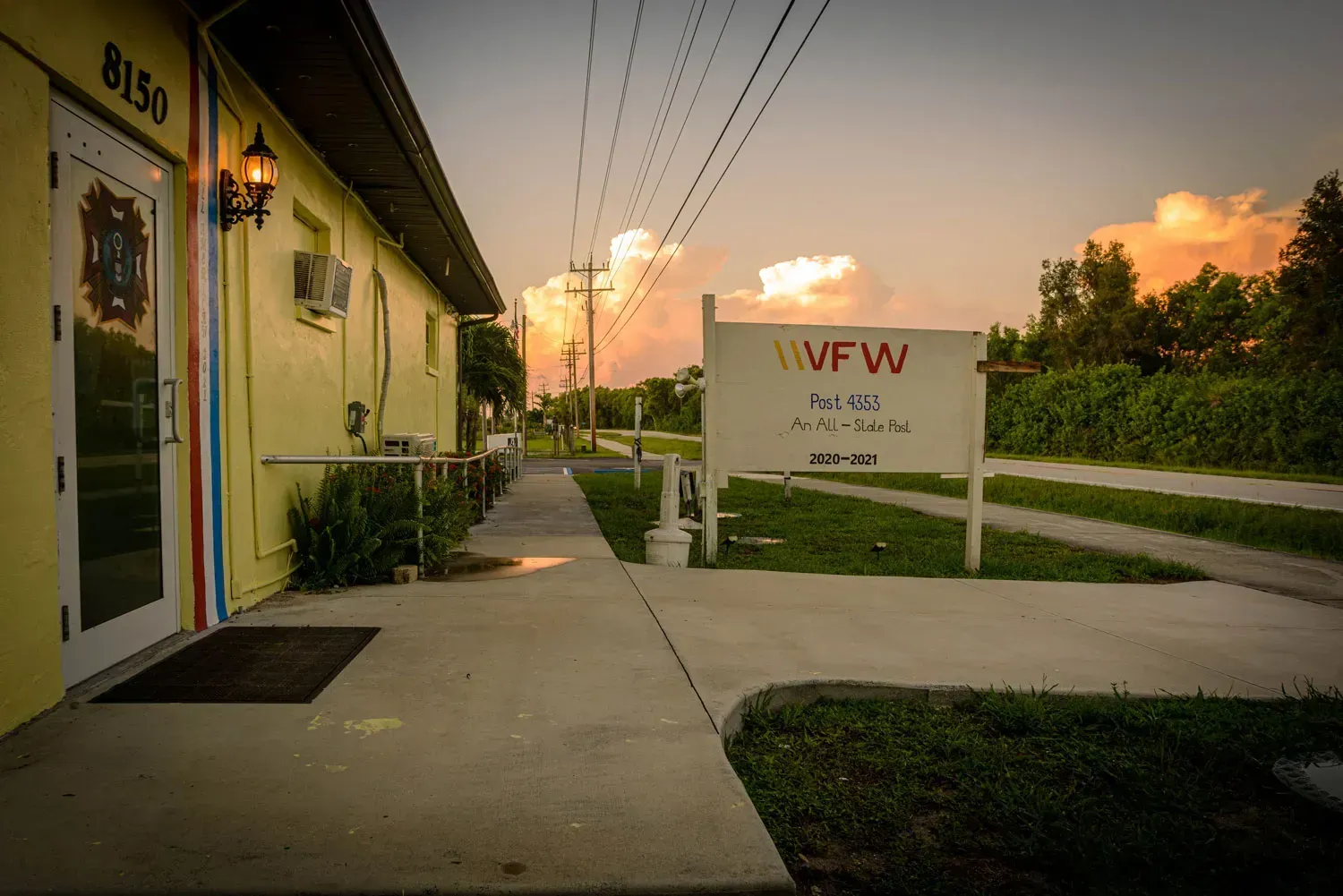 A yellow building with a sign that says vfw on it