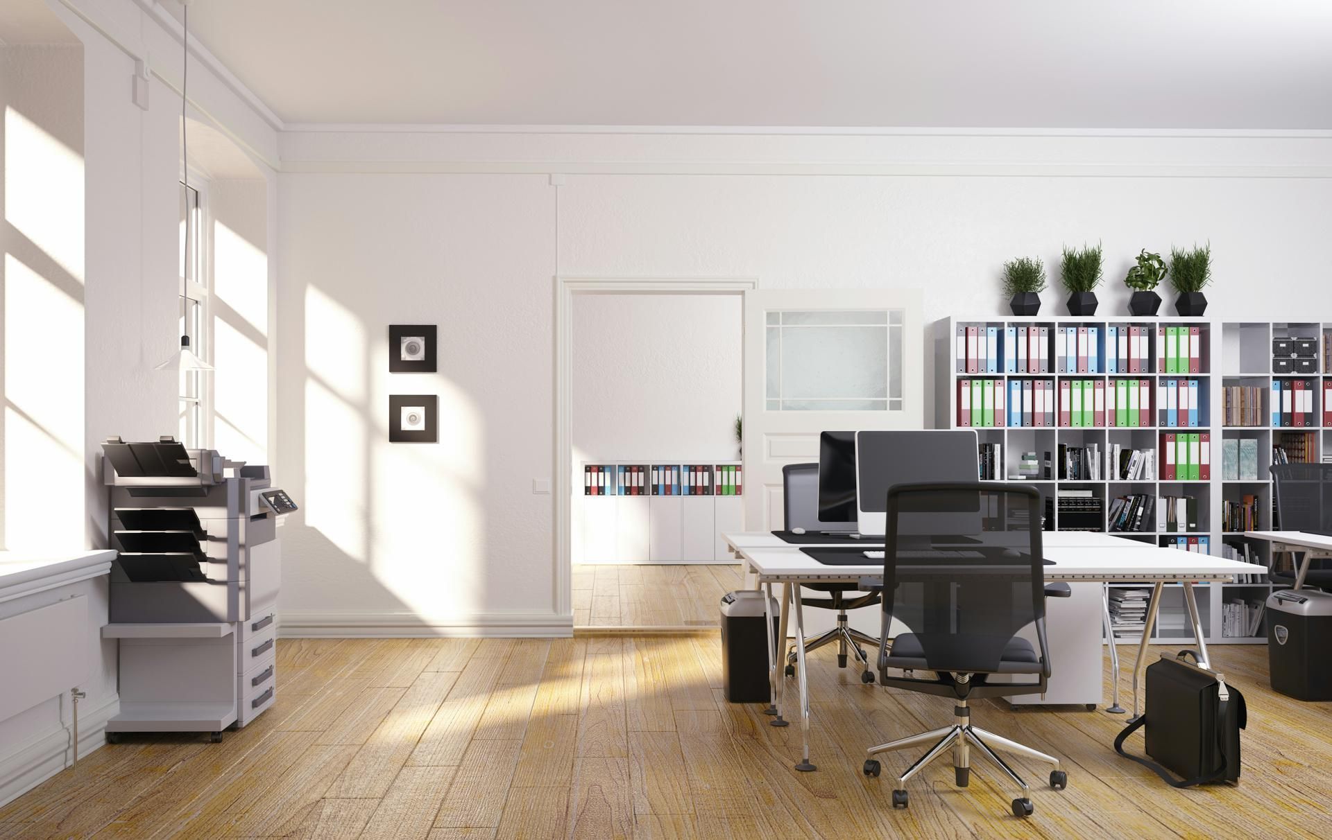 Schön aufgeräumtes Büro mit mehreren Arbeitsplätzen