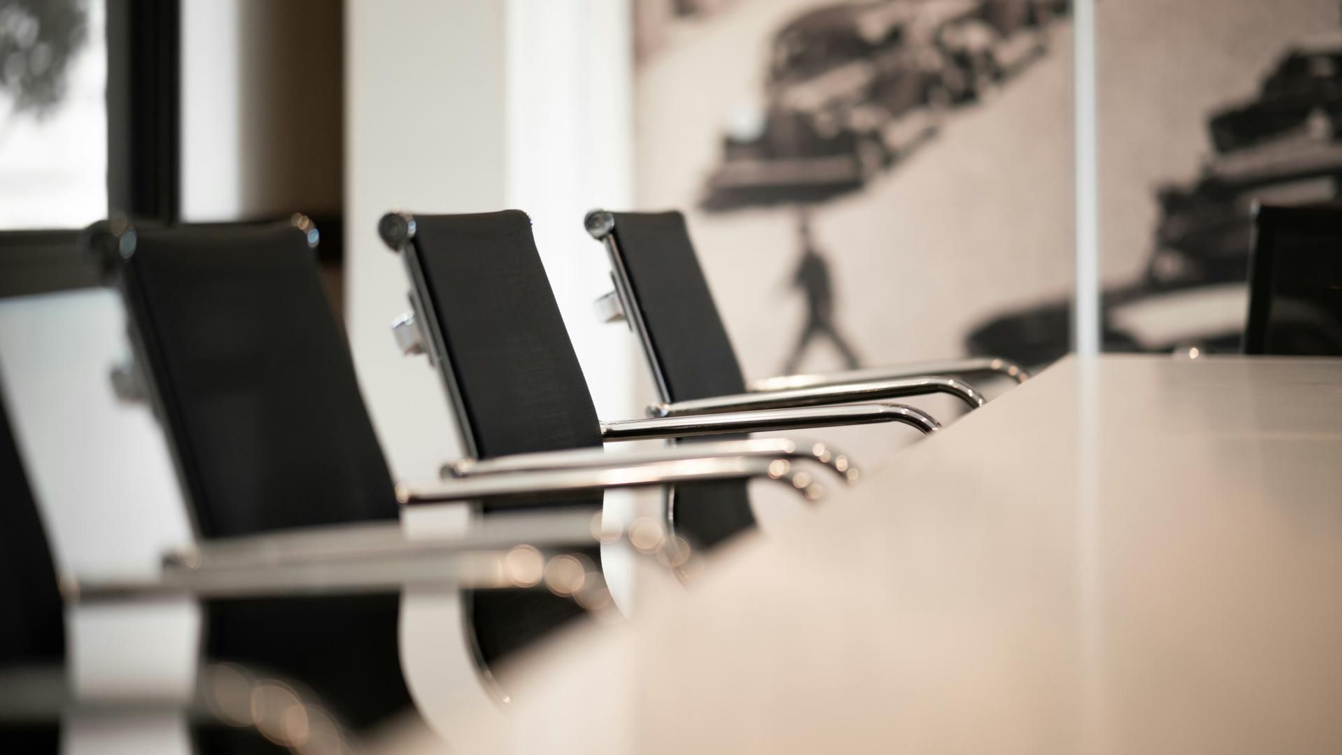 Mehrere schwarze Bürostühle in einem Büro