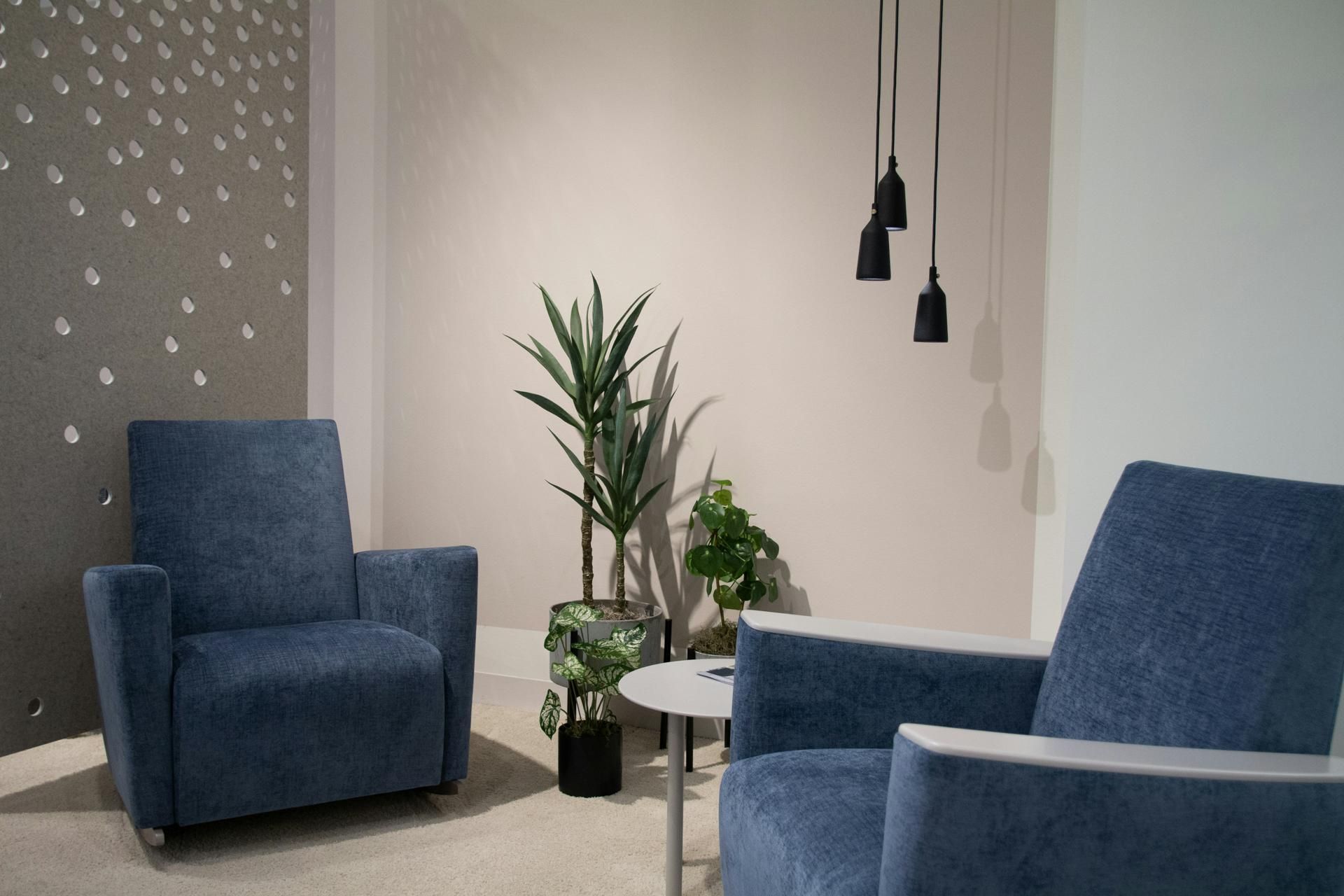 Zwei Blaue Sessel in einem Büro