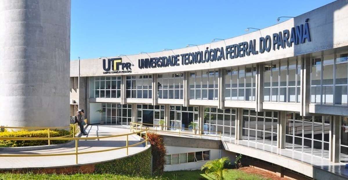 Building of the Universidade Tecnológica Federal do Paraná, gray facade with blue lettering.