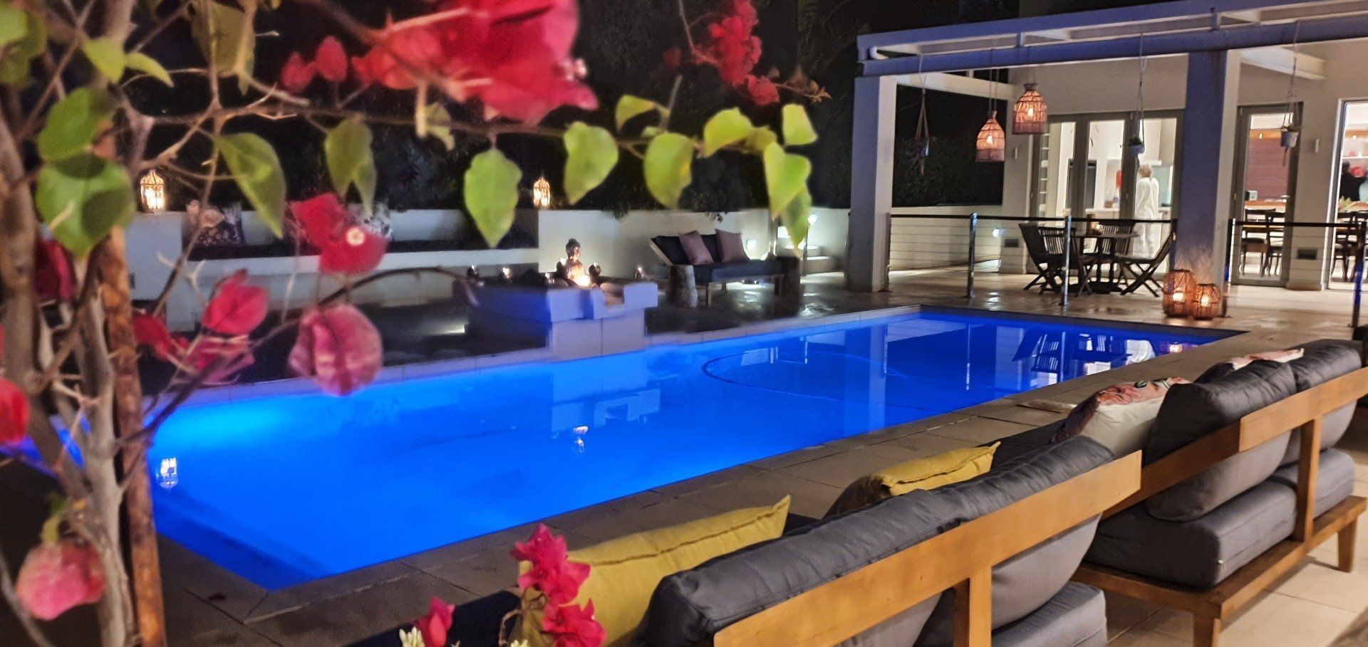 Een groot zwembad is 's avonds verlicht