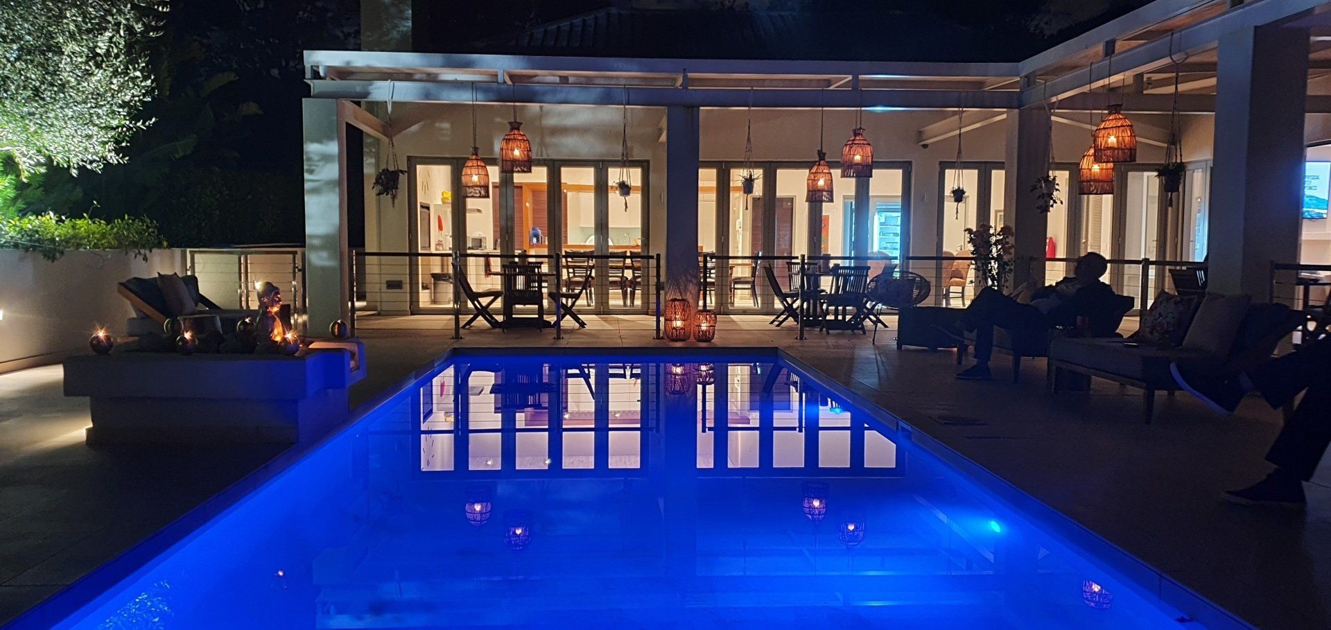 's Avonds is er een groot zwembad verlicht voor een huis