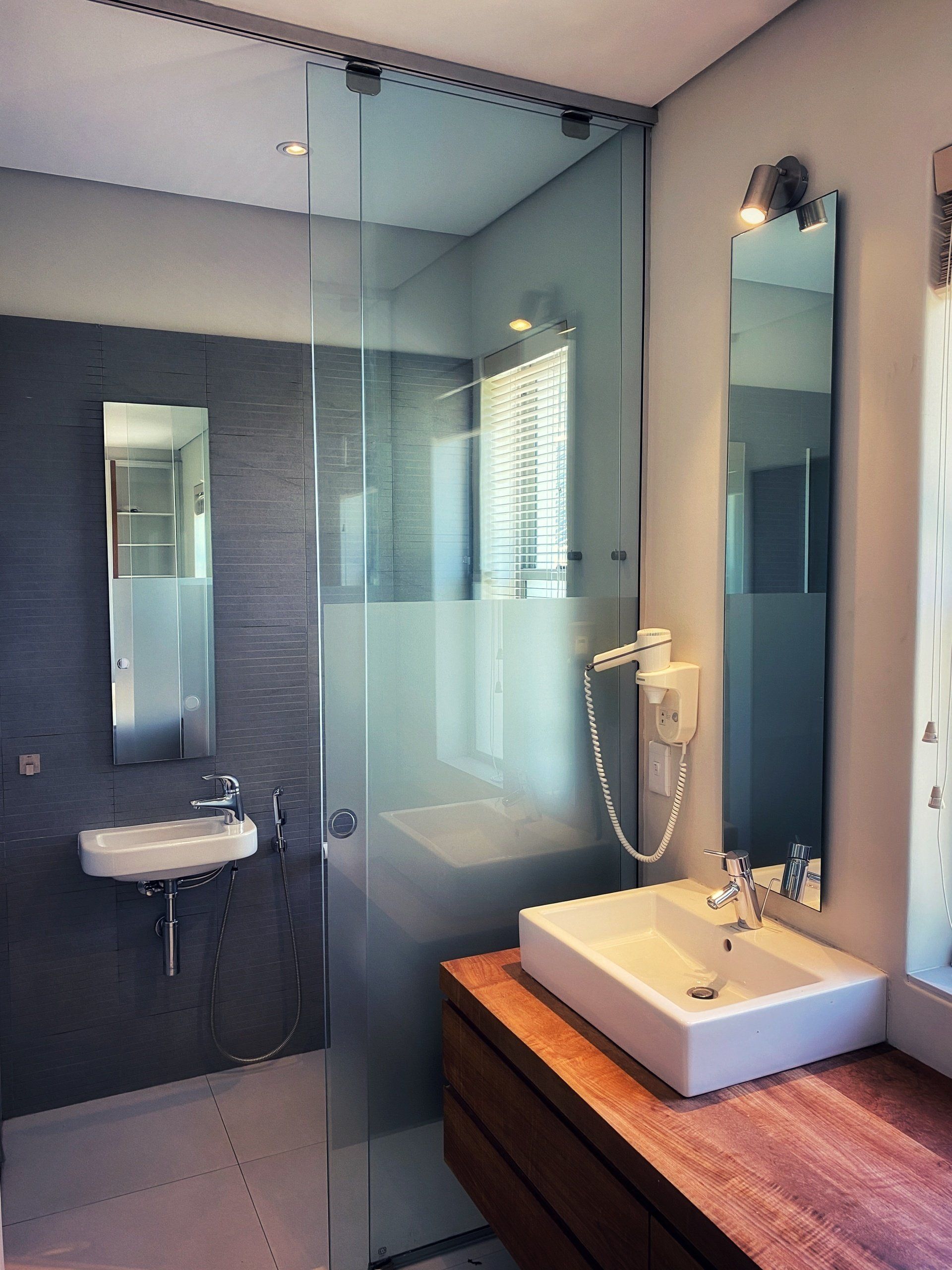 Een badkamer met een wastafel en een spiegel