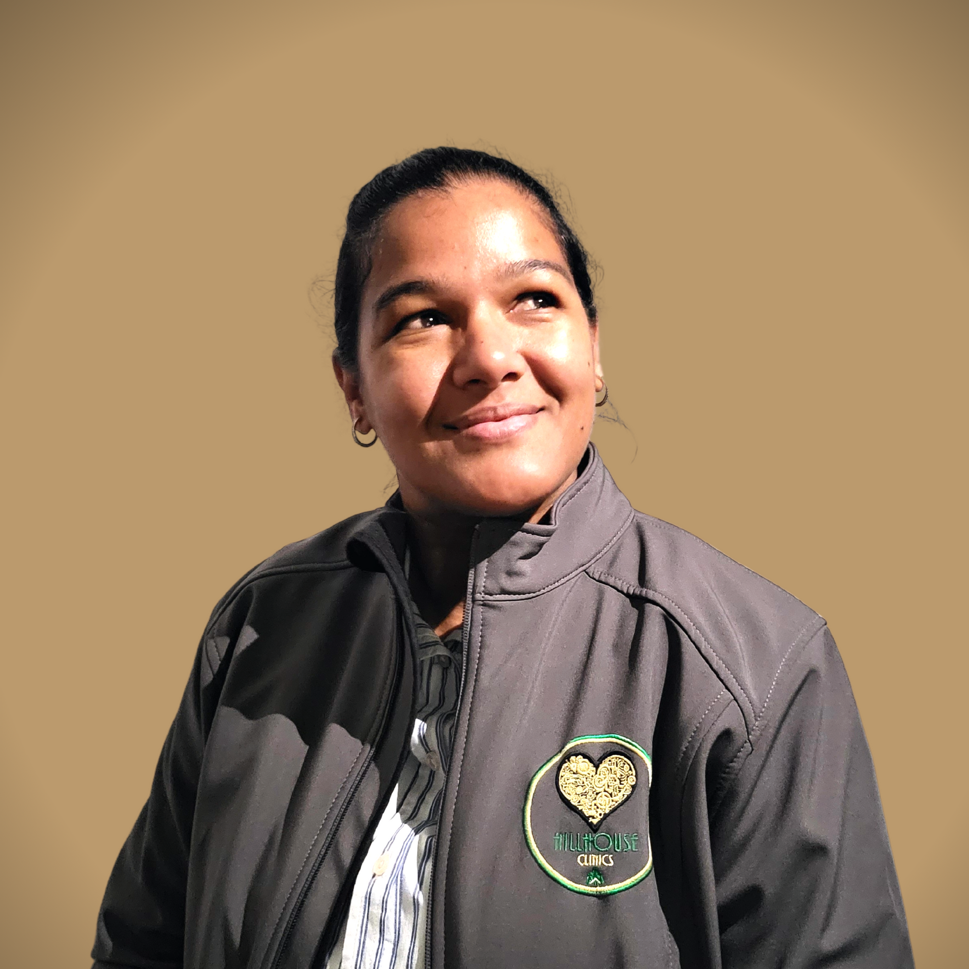 Een vrouw die een jas draagt ​​met een hart erop