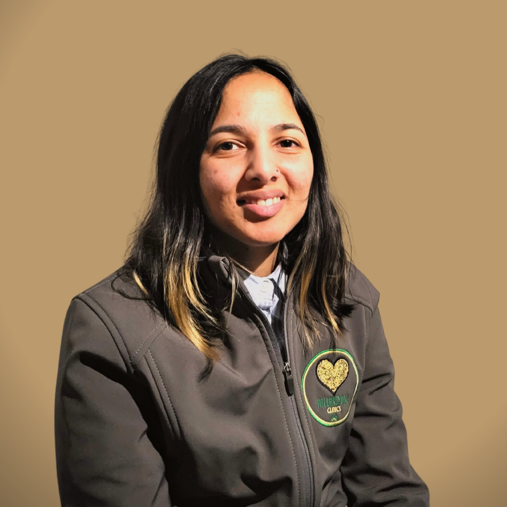 Een vrouw die een jas draagt ​​met een hart erop