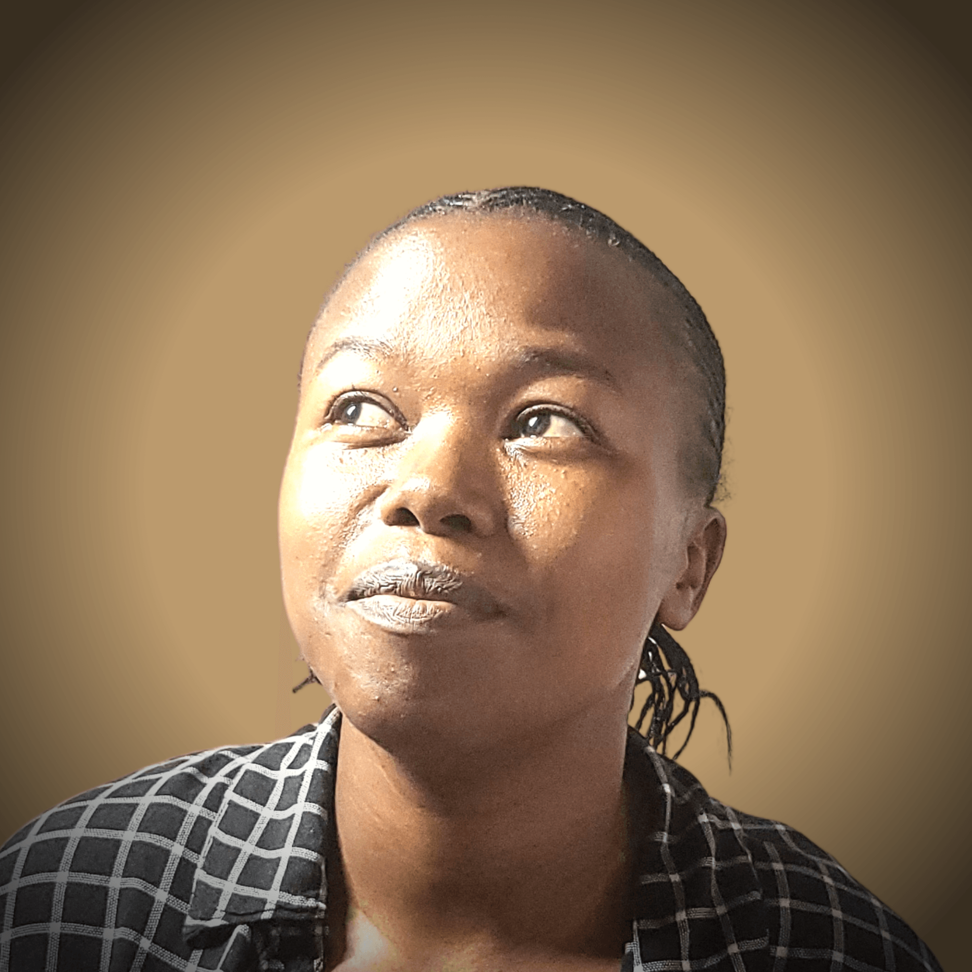 Een vrouw in een geruit overhemd lacht en kijkt omhoog.