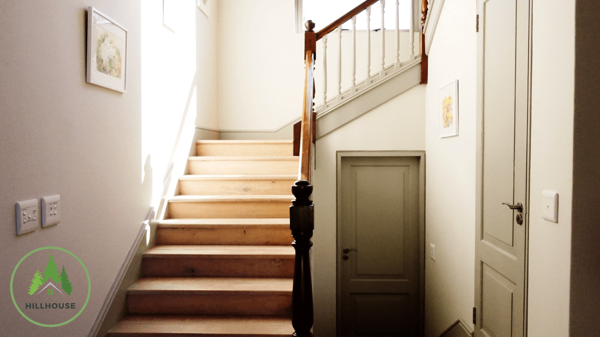 Een gang met trap naar de tweede verdieping