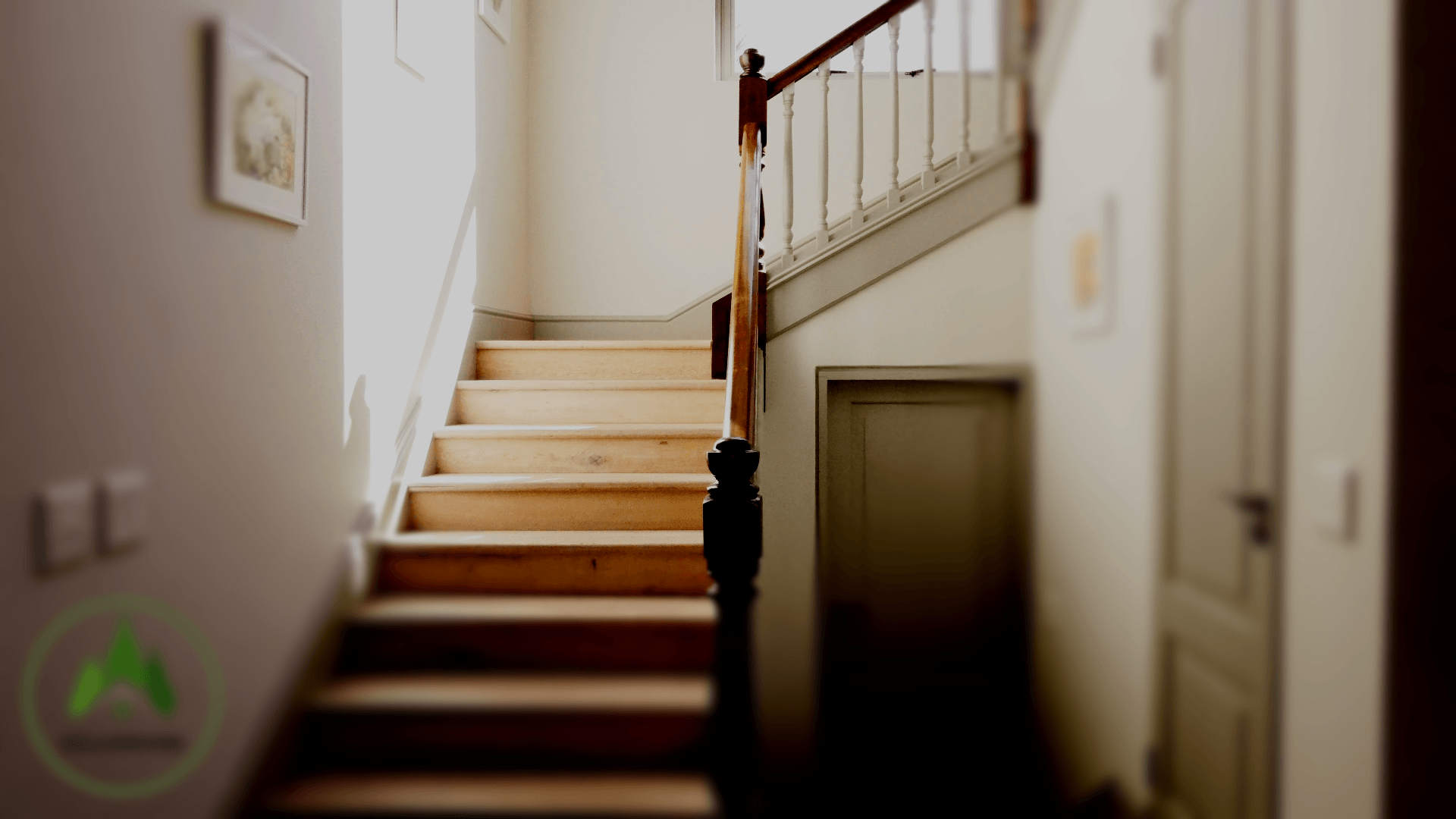 Een trap met houten treden en een houten leuning in een gang.