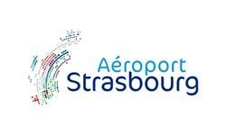 Logo de l'aéroport de Strasbourg, texte bleu, motif abstrait incurvé en bleu, vert, rouge et blanc.