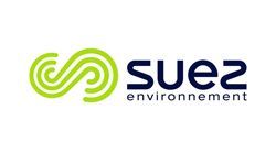Logo de Suez avec un symbole en spirale verte et un texte bleu foncé indiquant « Suez environnement ».