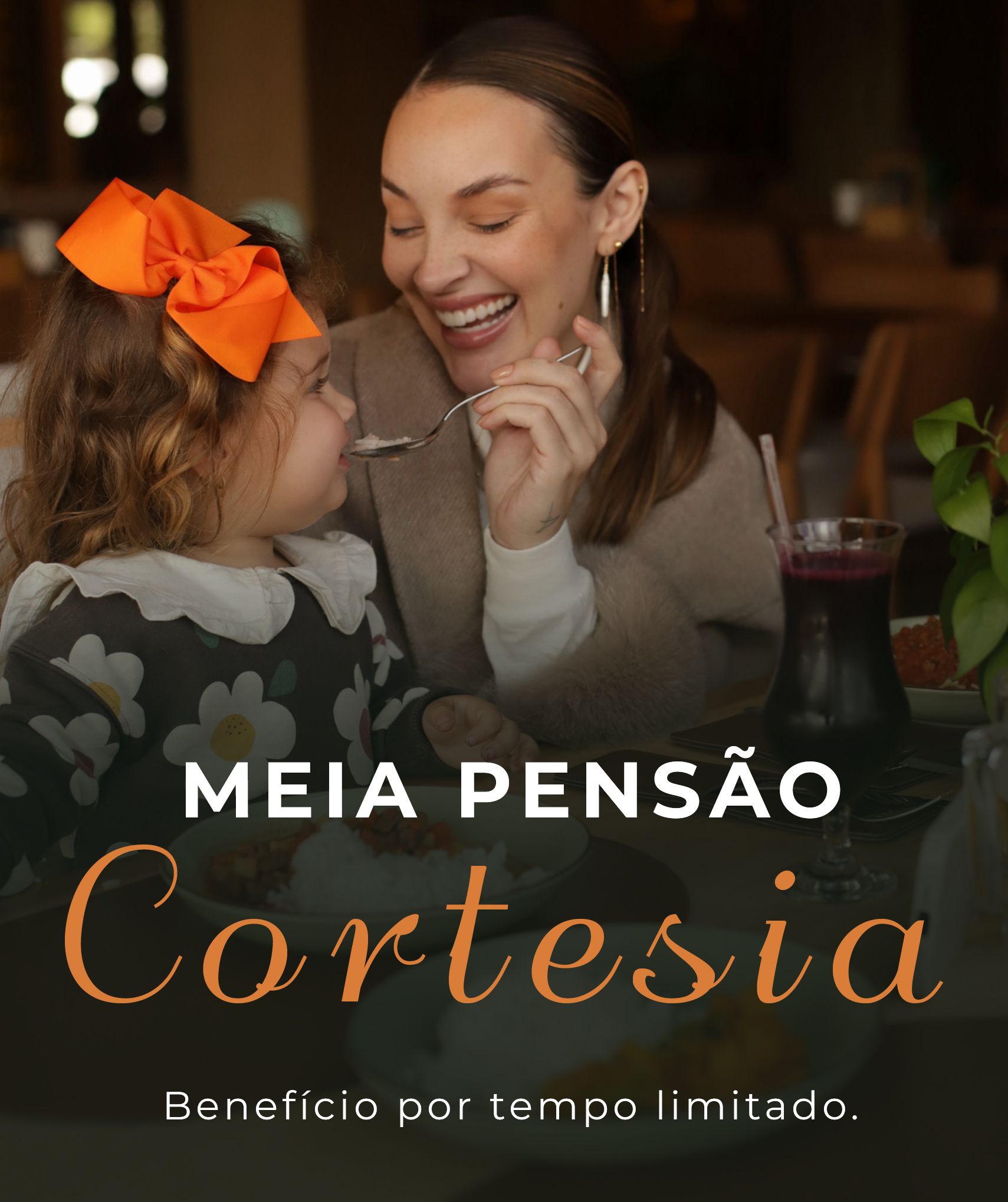 Dia dos Pais banner com pai sorrindo e criança no sofá, em ambiente acolhedor, com texto promocional.