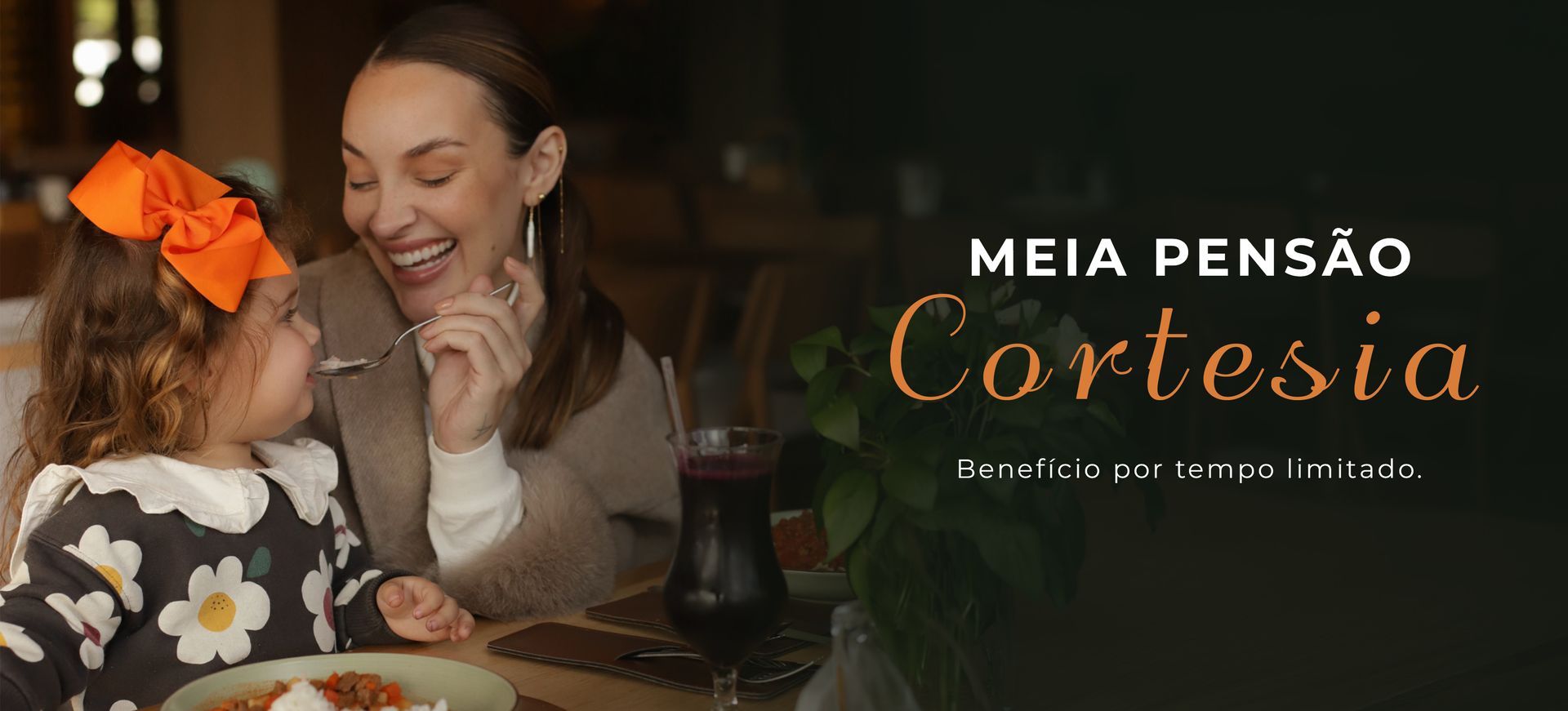 Dia dos Pais banner com pai sorrindo e criança no sofá, em ambiente acolhedor, com texto promocional.