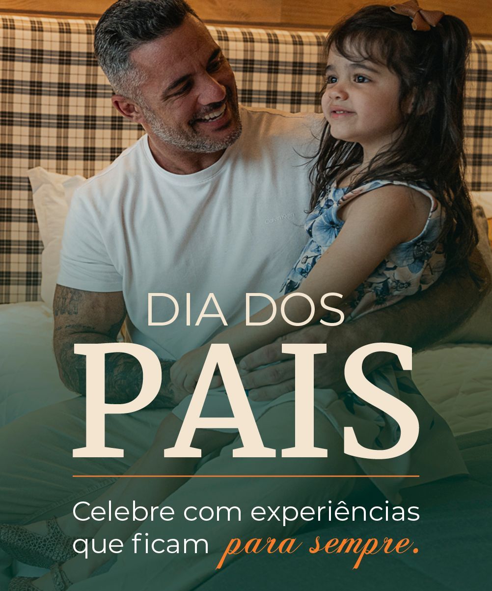 Dia dos Pais banner com pai sorrindo e criança no sofá, em ambiente acolhedor, com texto promocional.