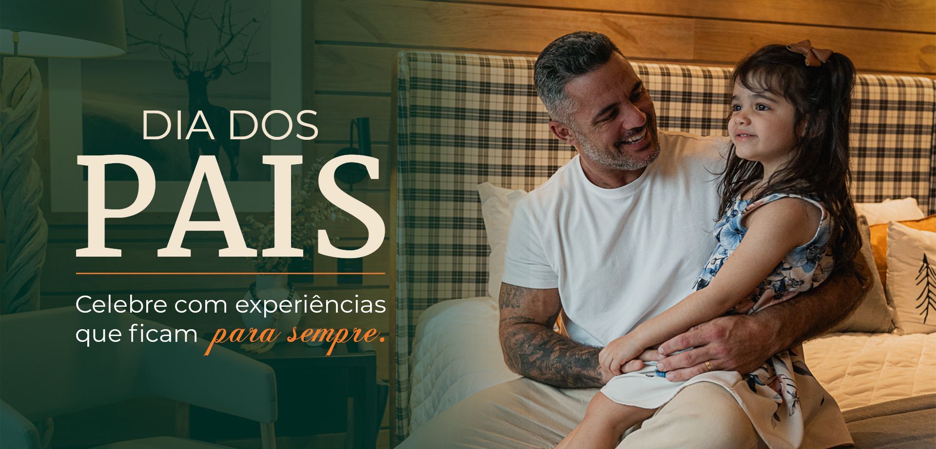 Dia dos Pais banner com pai sorrindo e criança no sofá, em ambiente acolhedor, com texto promocional.