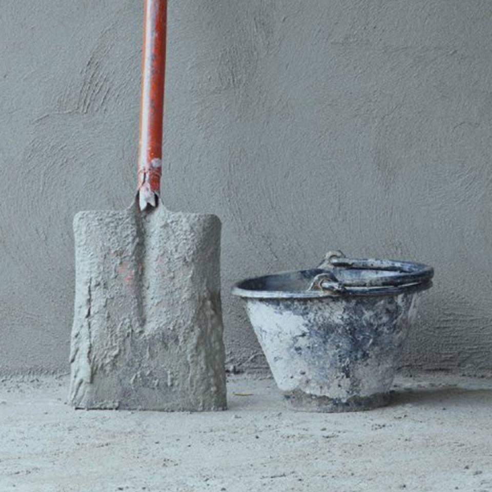 Stesura cemento su parete