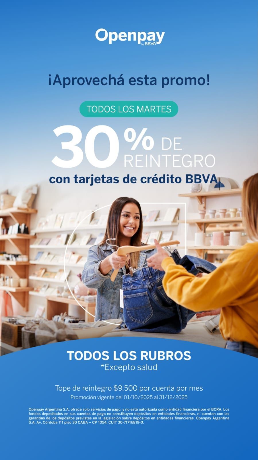 Promoción de Openpay: 30% de reembolso los martes con tarjetas de crédito BBVA. Mujer comprando vaqueros en una tienda.