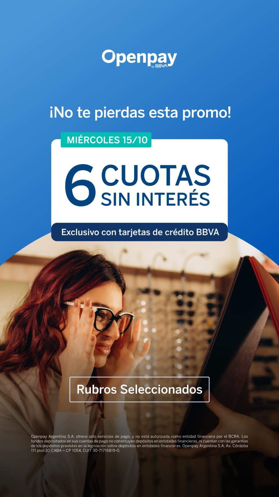 Promoción: 6 cuotas sin interés en gafas seleccionadas. Mujer probándose gafas en una tienda. Logotipo de Openpay.