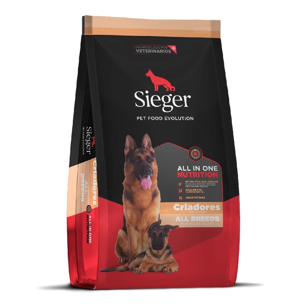 Bolsa de alimento para perros Sieger; envase negro y rojo con imagen de pastores alemanes. Etiqueta "Nutrición Todo en Uno".