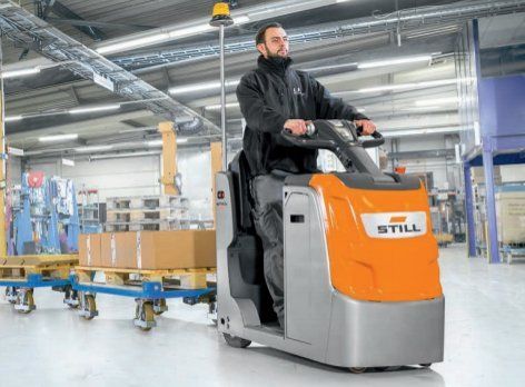 uomo alla guida di un treno rimorchiatore STILL