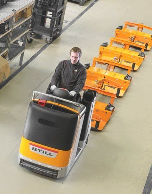 treno rimorchiatore del marchio STILL