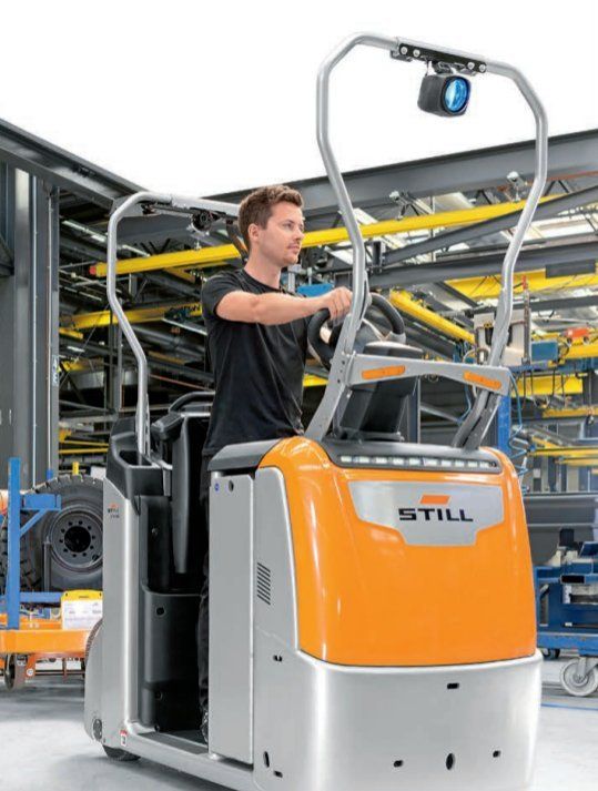 uomo al comando di un treno rimorchiatore STILL