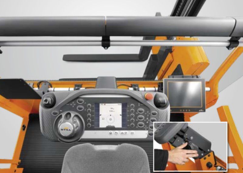 interno e quadro di comando di un commissionatore