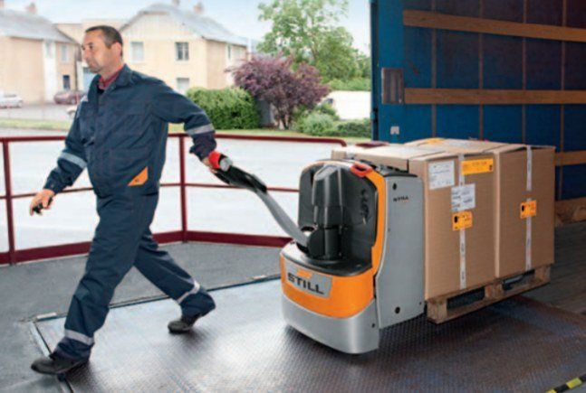 movimentazione di merce su pallet