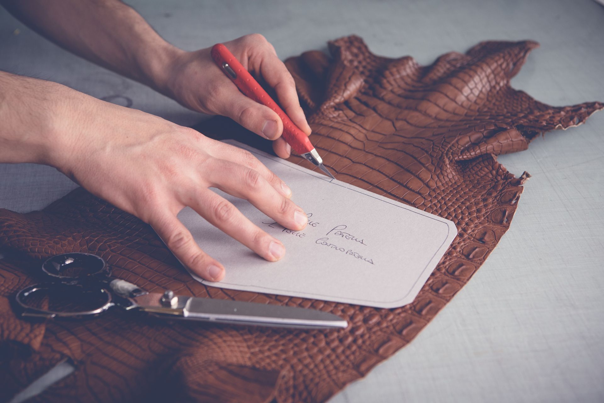 taglio pelle per borsa in pelle rossa