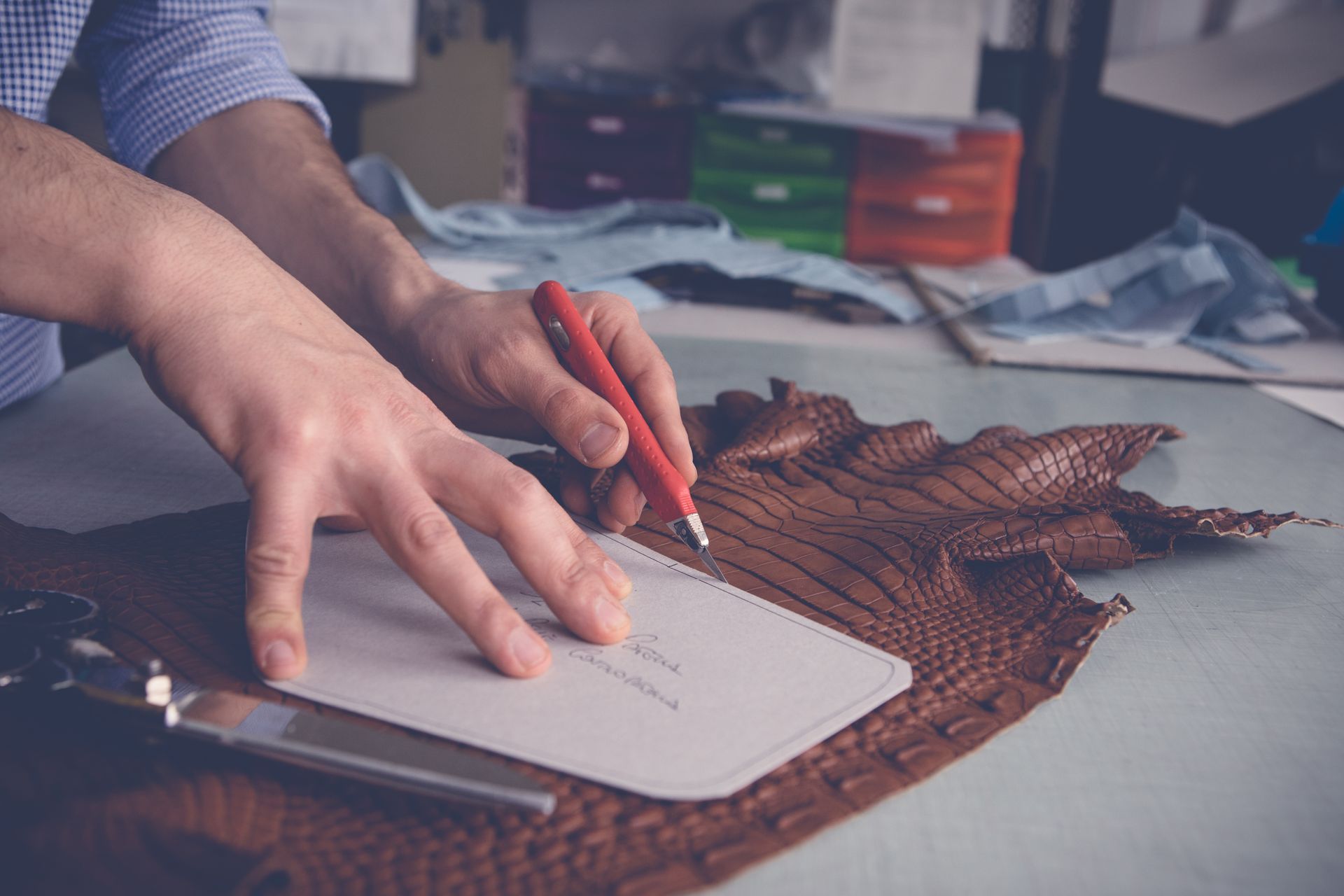 taglio pelle da disegno