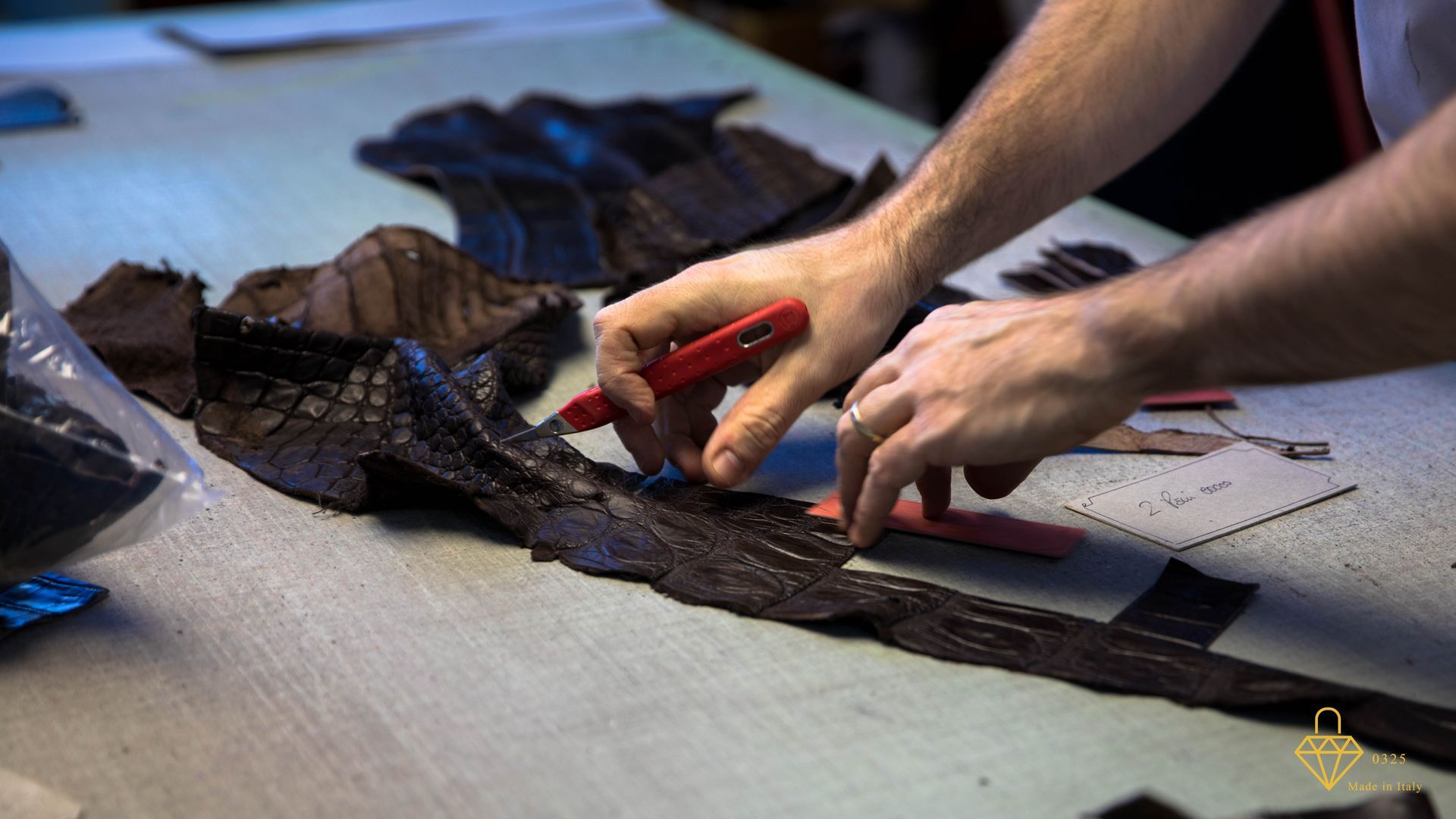ritaglio pelle per realizzazione borsa