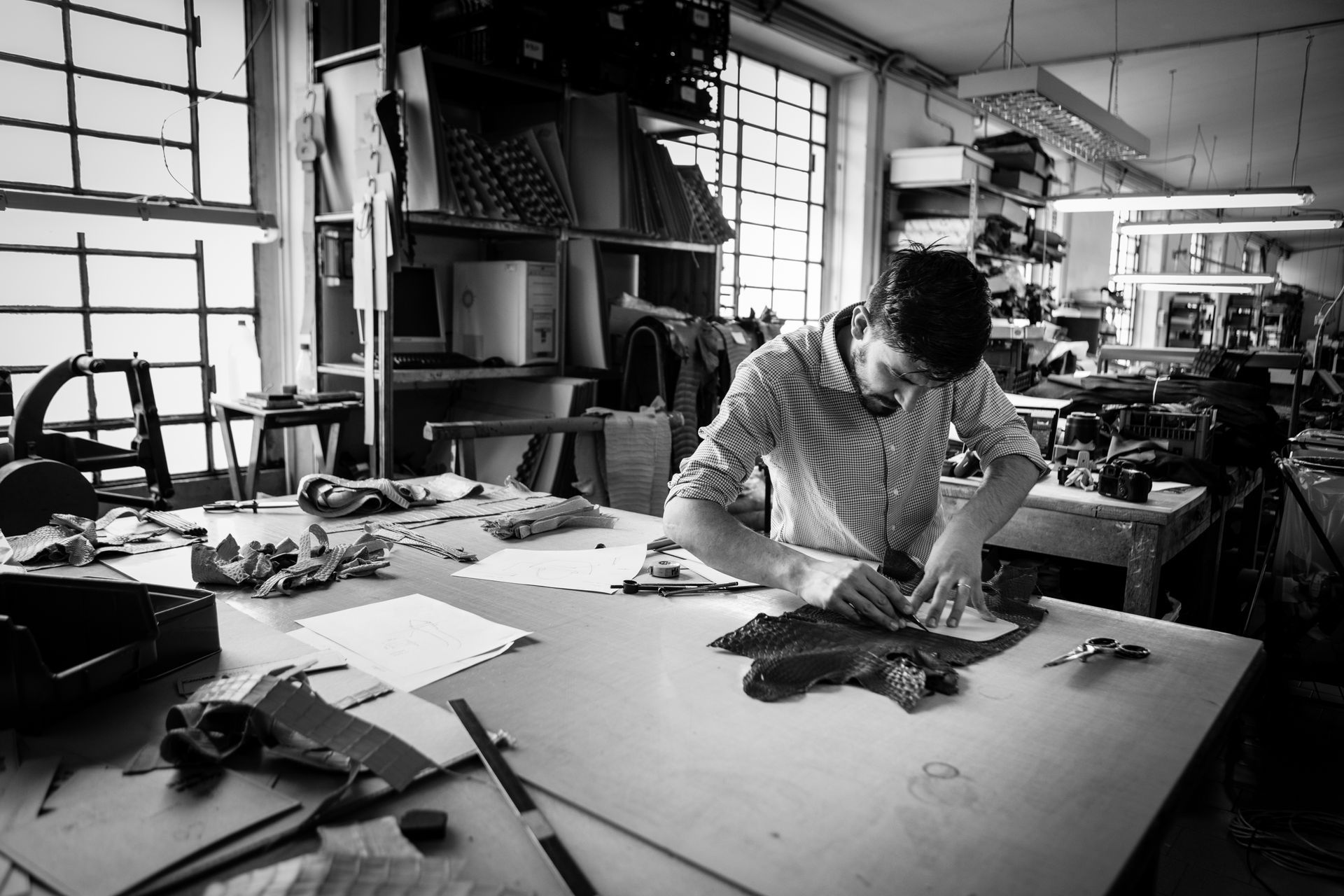 Realizzazione artigianale di borse in pelle