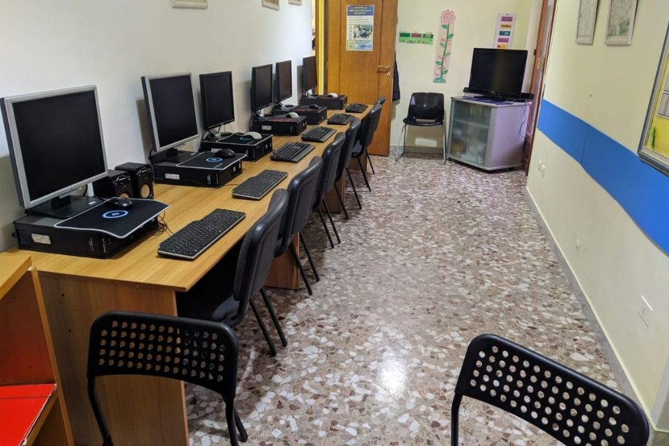 Aula con postazioni computer