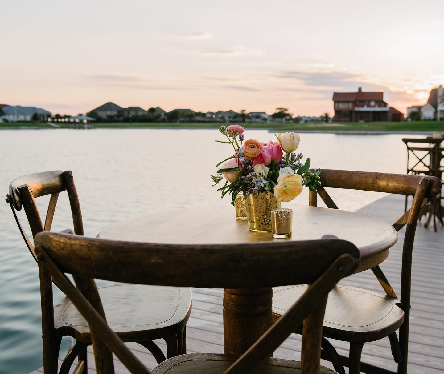 A large room filled with tables and chairs and a chandelier.