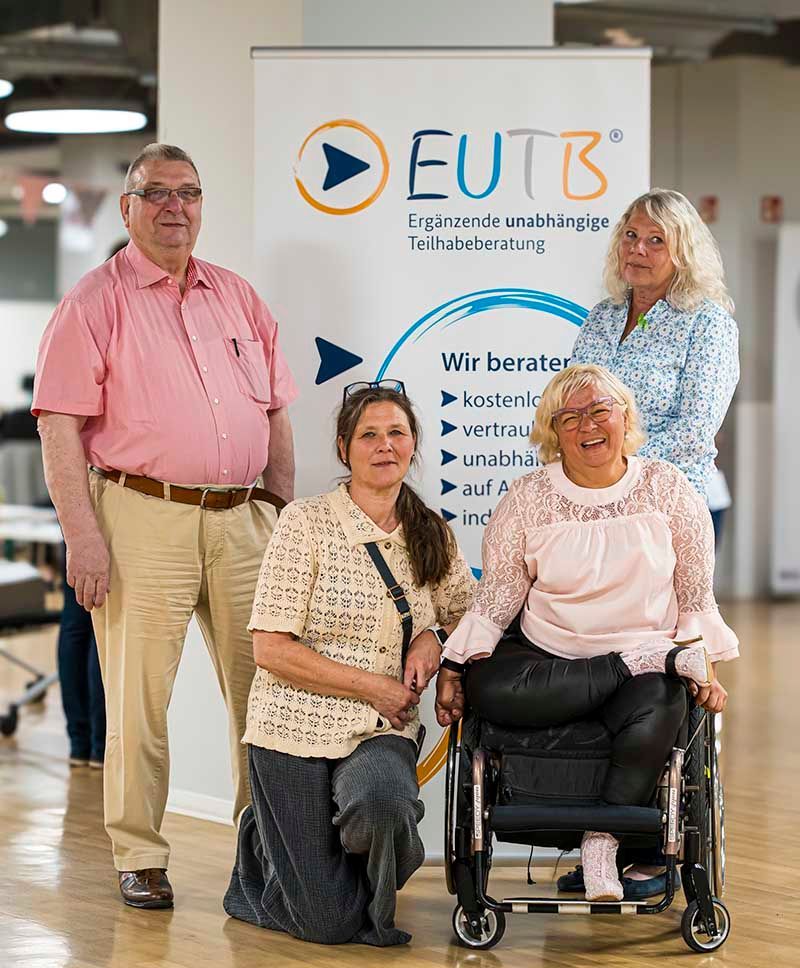 Gruppenbild mit vier Personen unter dem Banner der EUTB