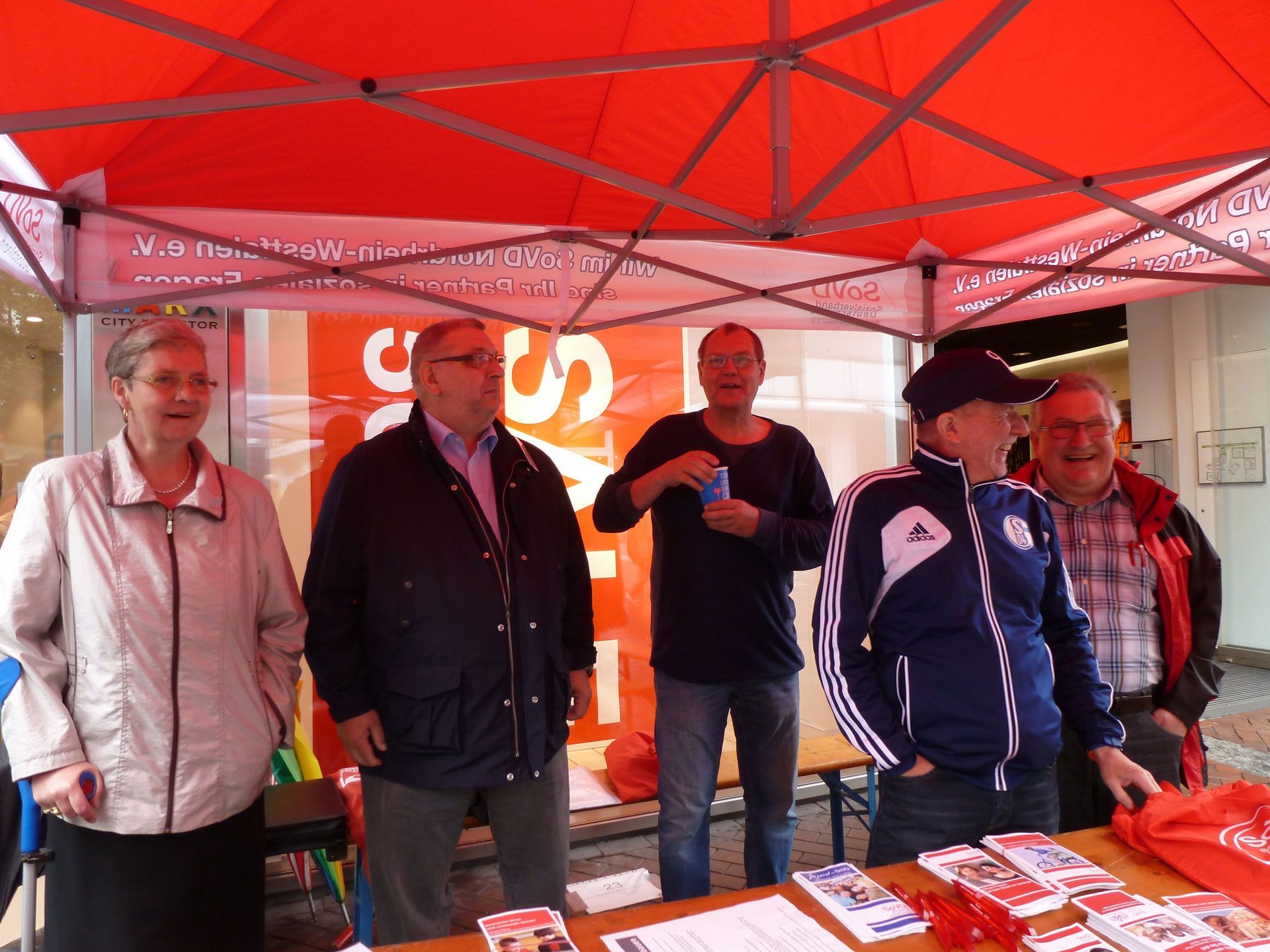 Messestand der AGB Gelsenkirchen unter einem roten Pavillon