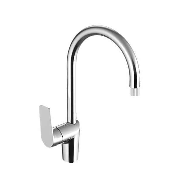 Un primer plano de un grifo del fregadero de la cocina sobre un fondo blanco.