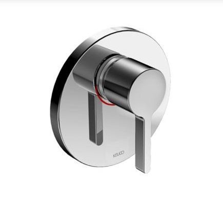 Un primer plano de un grifo de ducha cromado sobre un fondo blanco.