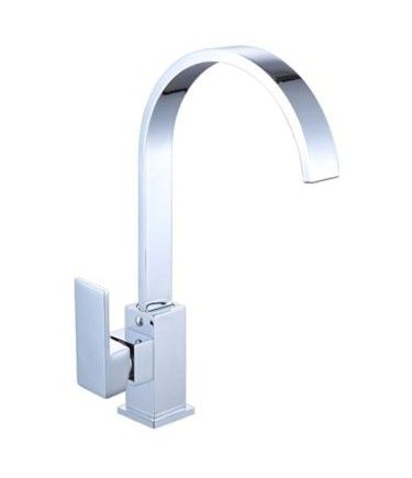 Un grifo para fregadero de cocina cromado con mango cuadrado sobre un fondo blanco.