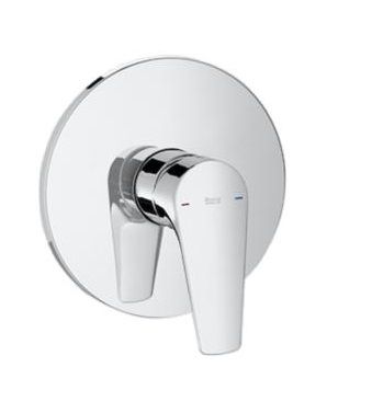 Un primer plano de un grifo de ducha sobre un fondo blanco.